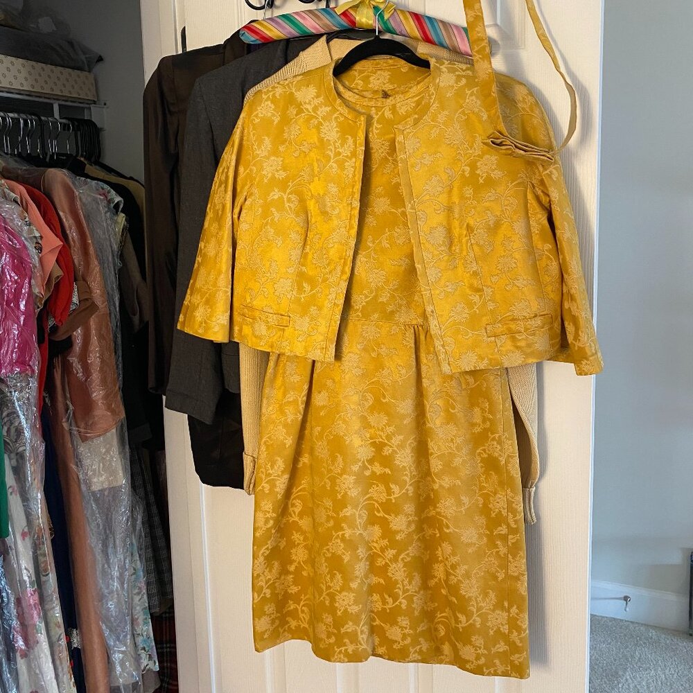 🌼 1960s Andrew Arkin Petites 3-Piece Brocade Set – Dress, Cropped Jacket & Belt